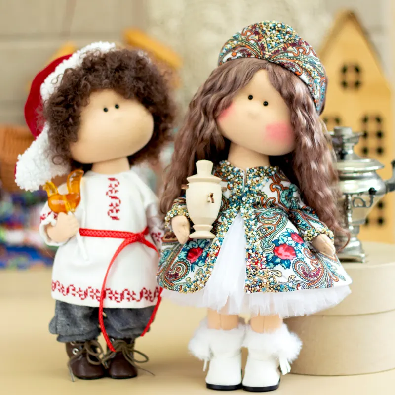 Куклы в зимних русских народных костюмах